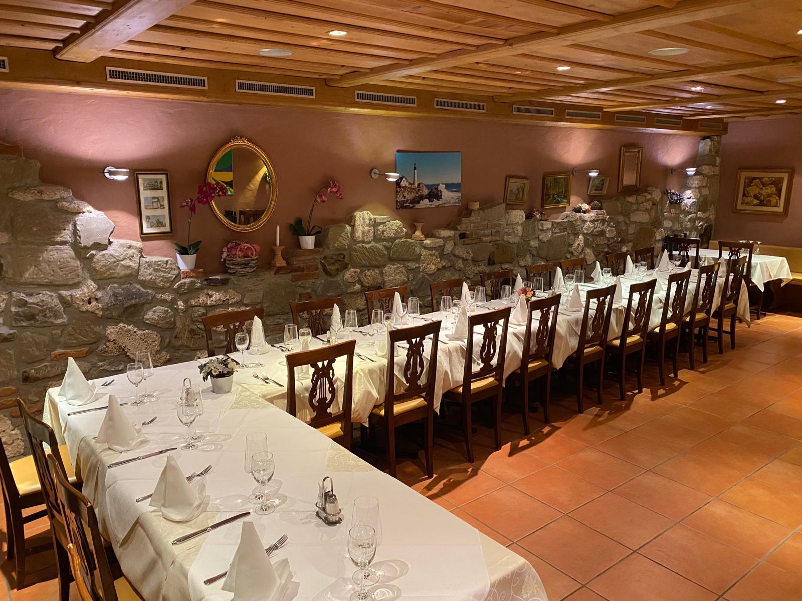 Hinterer Saal in Weiss Wallisellen.jpg